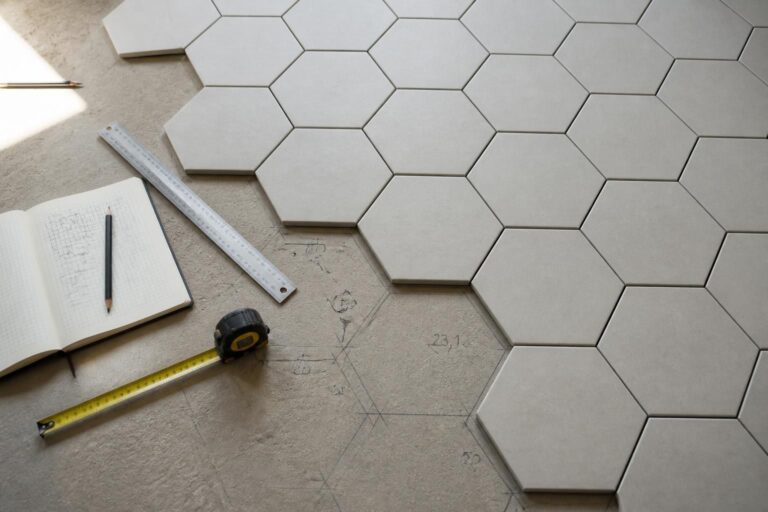 découvrez la méthode et les calculs essentiels pour réussir le calepinage d'un carrelage hexagonal, garantissant un agencement précis et esthétique.