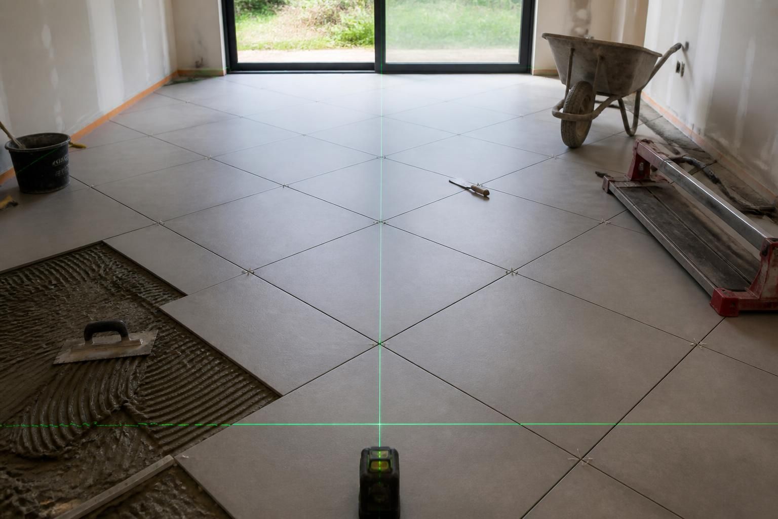 nos conseils pratiques pour poser du carrelage en diagonale au sol, étape par étape, et transformez votre intérieur avec un style moderne et élégant.