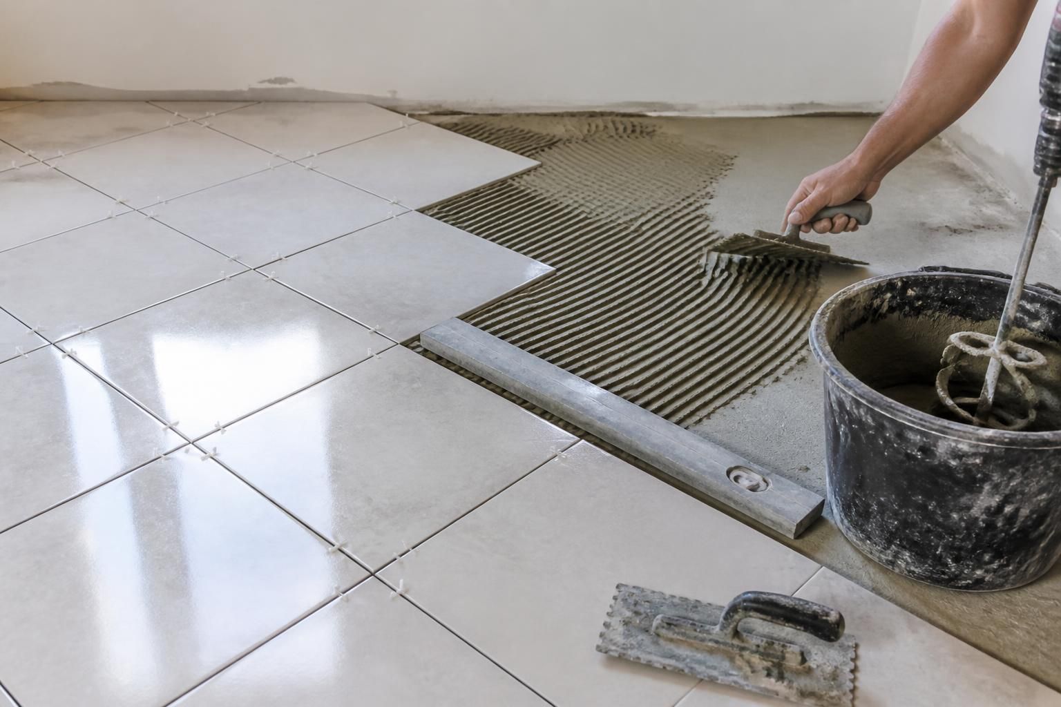 découvrez nos conseils pratiques et étapes détaillées pour poser du carrelage en diagonale au sol et transformer votre espace avec style et originalité.