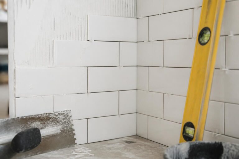 découvrez nos conseils pratiques pour poser du carrelage métro dans un angle et réussir votre décoration murale avec un rendu professionnel.