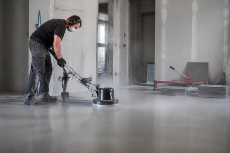 découvrez pourquoi il est important de poncer une chape anhydrite avant de poser du carrelage pour assurer une meilleure adhérence et un résultat durable.