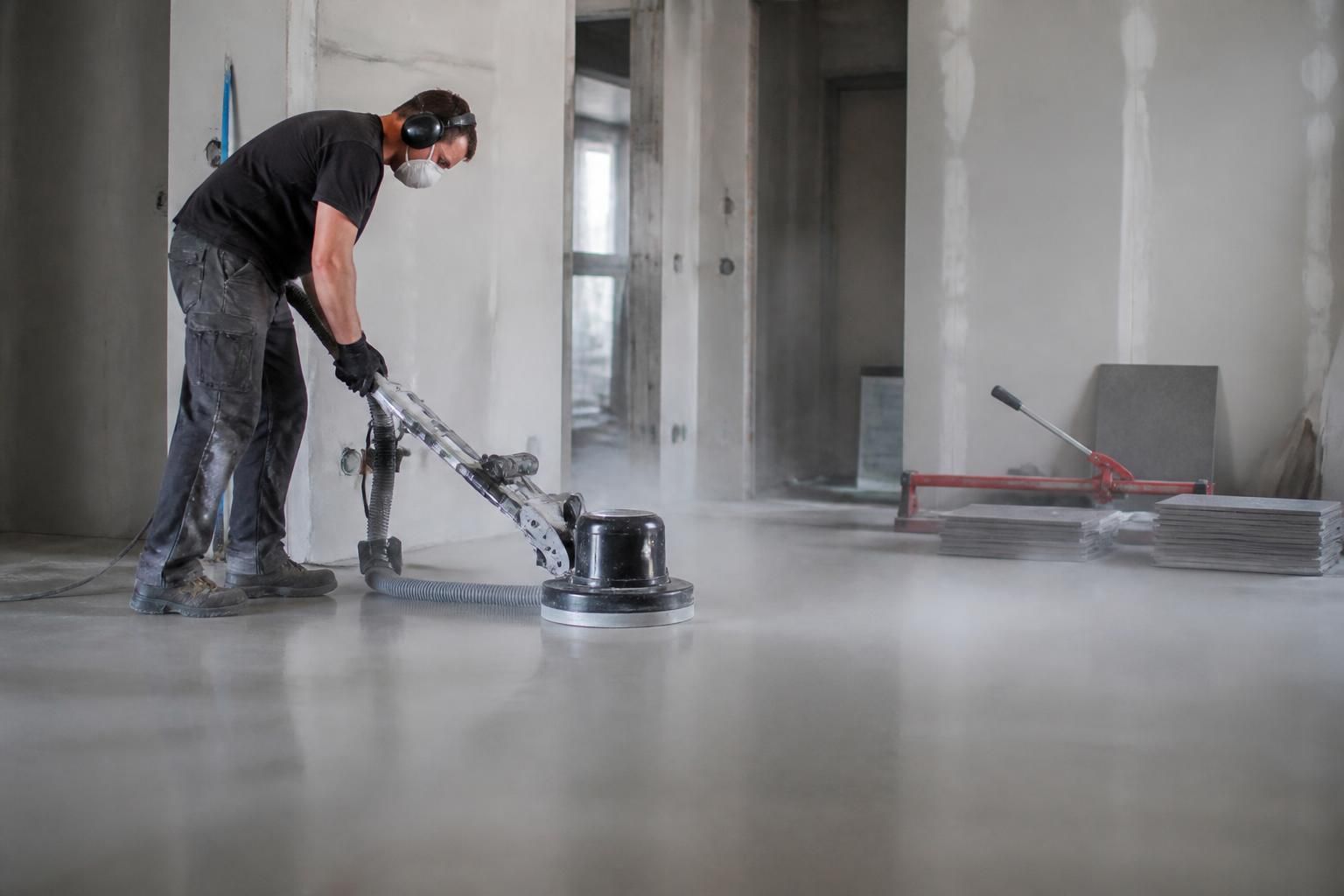 découvrez pourquoi il est important de poncer une chape anhydrite avant de poser du carrelage pour assurer une meilleure adhérence et un résultat durable.