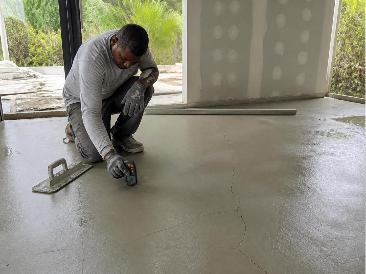 les causes courantes des fissures dans la chape liquide lors du séchage et les solutions efficaces pour prévenir et réparer ces défauts pour un sol durable et solide.