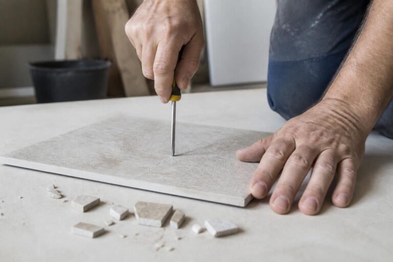 découvrez des méthodes simples et efficaces pour couper du carrelage sans avoir besoin d'outils spécifiques. suivez nos conseils pratiques pour réussir vos découpes facilement.