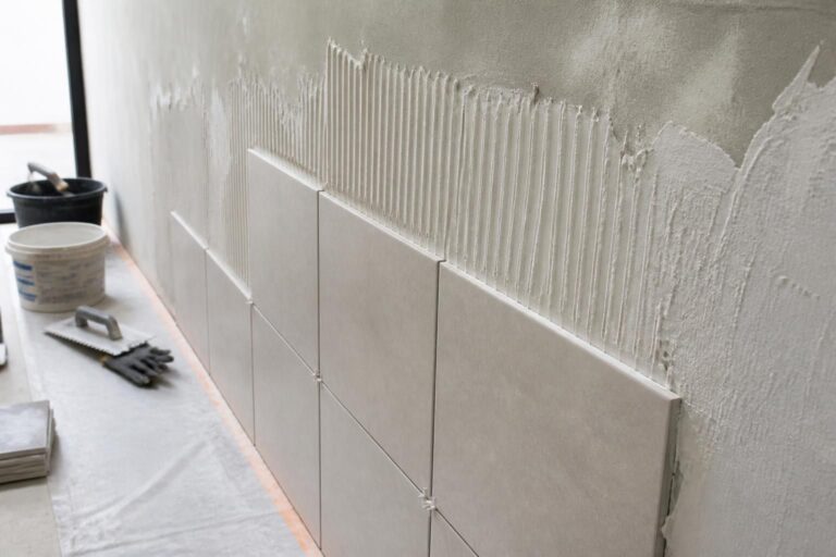 découvrez le temps de séchage optimal de la colle à carrelage pour un mur solide et durable. conseils pratiques pour réussir votre pose de carrelage en toute sérénité.