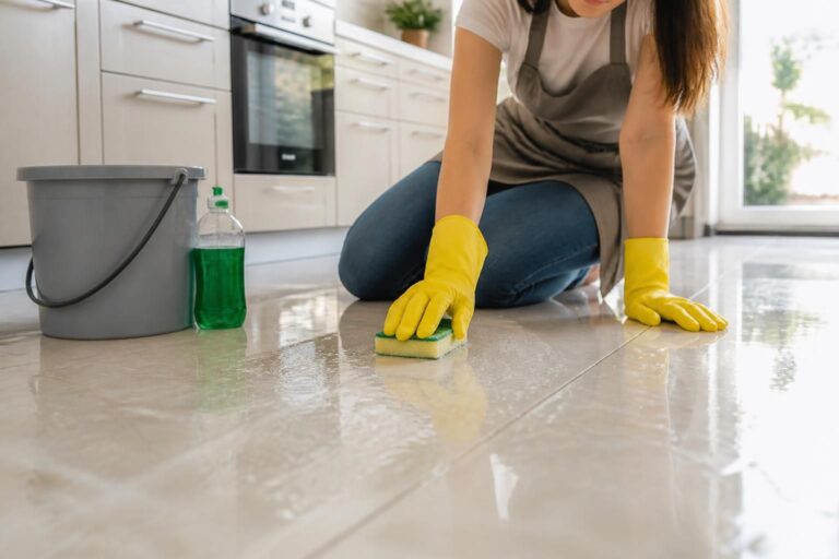 découvrez des astuces efficaces pour nettoyer un carrelage qui colle et retrouver un sol propre et agréable au toucher facilement.