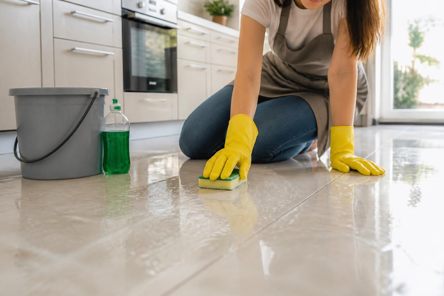 découvrez des astuces efficaces pour nettoyer un carrelage qui colle et retrouver un sol propre et agréable au toucher facilement.