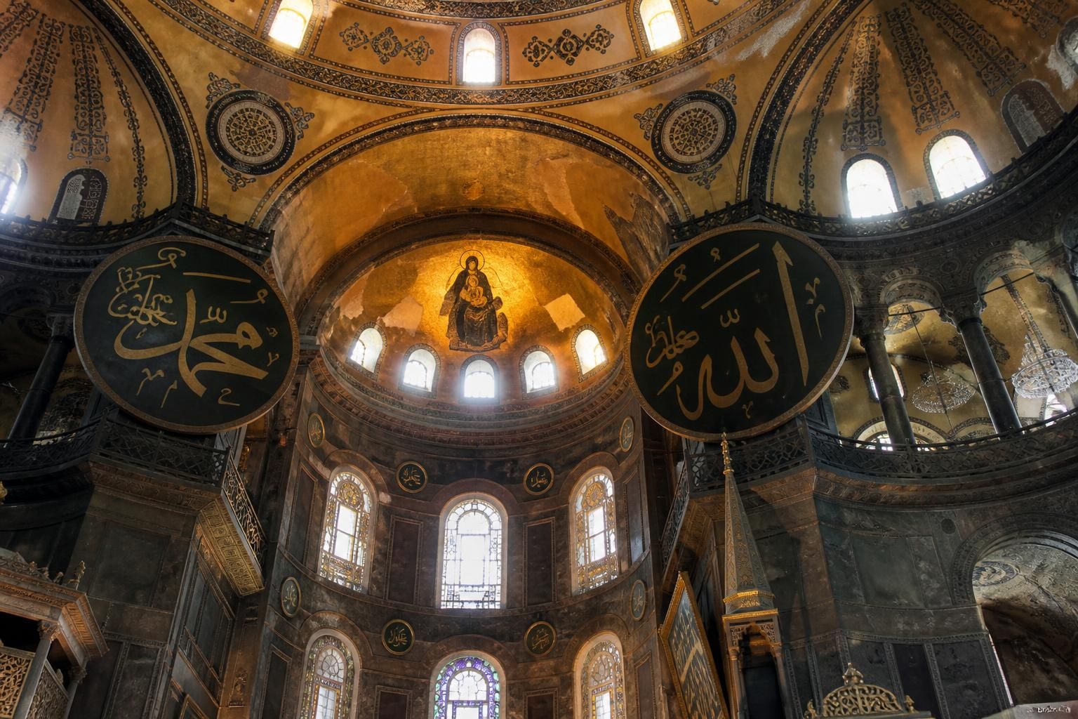la mosaïque byzantine de sainte-sophie, un chef-d'œuvre artistique et historique décrypté en détail, révélant ses secrets et sa beauté intemporelle.