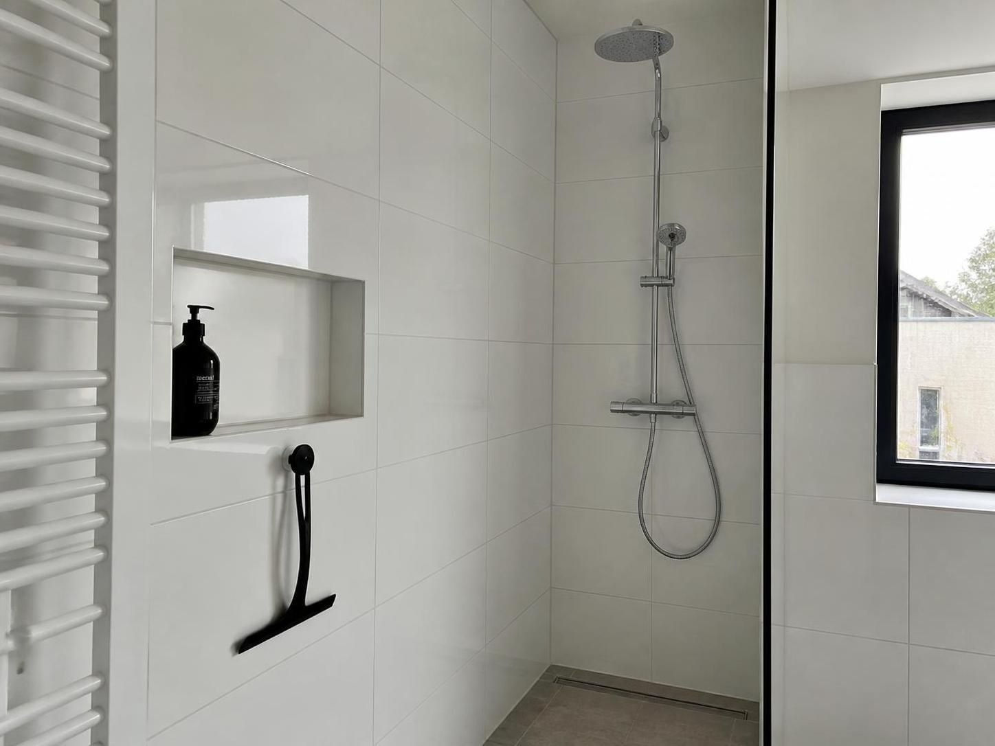découvrez comment nettoyer efficacement votre carrelage de salle de bain avec du savon noir, une solution naturelle et écologique pour une salle de bain propre et éclatante.