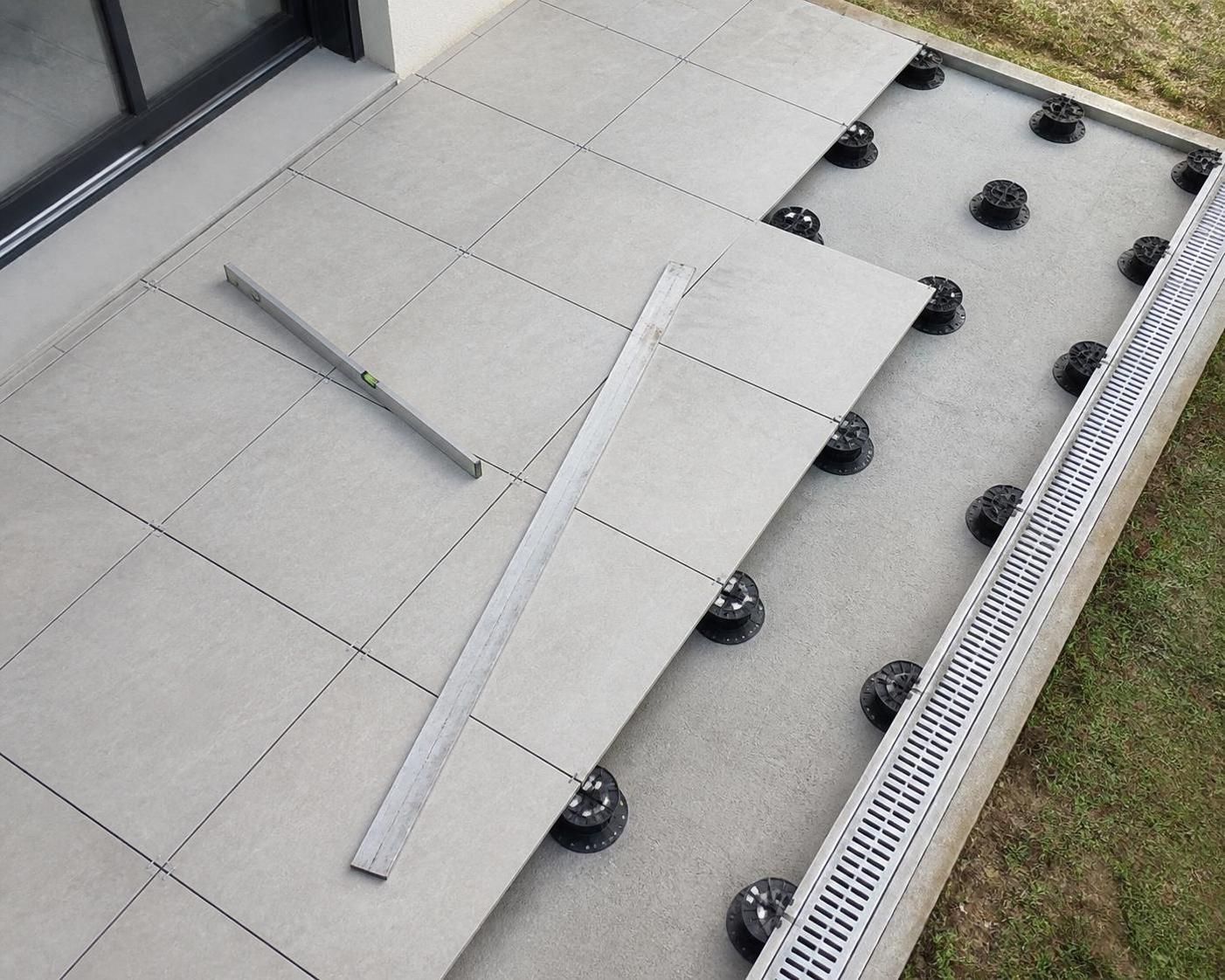 découvrez comment réaliser facilement la pente d'une terrasse carrelée pour assurer un bon drainage et éviter les problèmes d'infiltration d'eau.