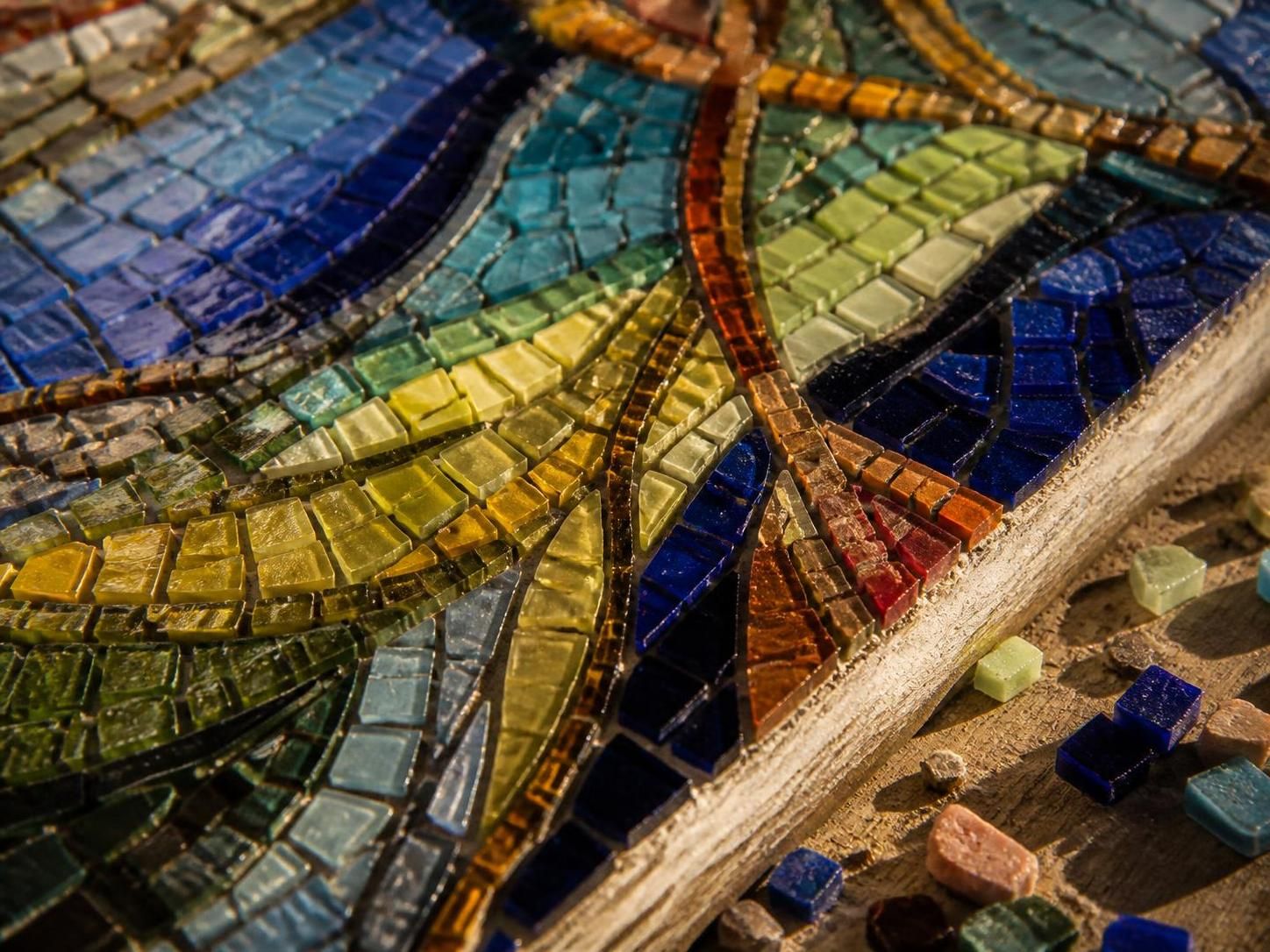 découvrez comment reconnaître une mosaïque d'art en pâte de verre murano et de vianne, deux techniques prestigieuses alliant tradition et beauté.
