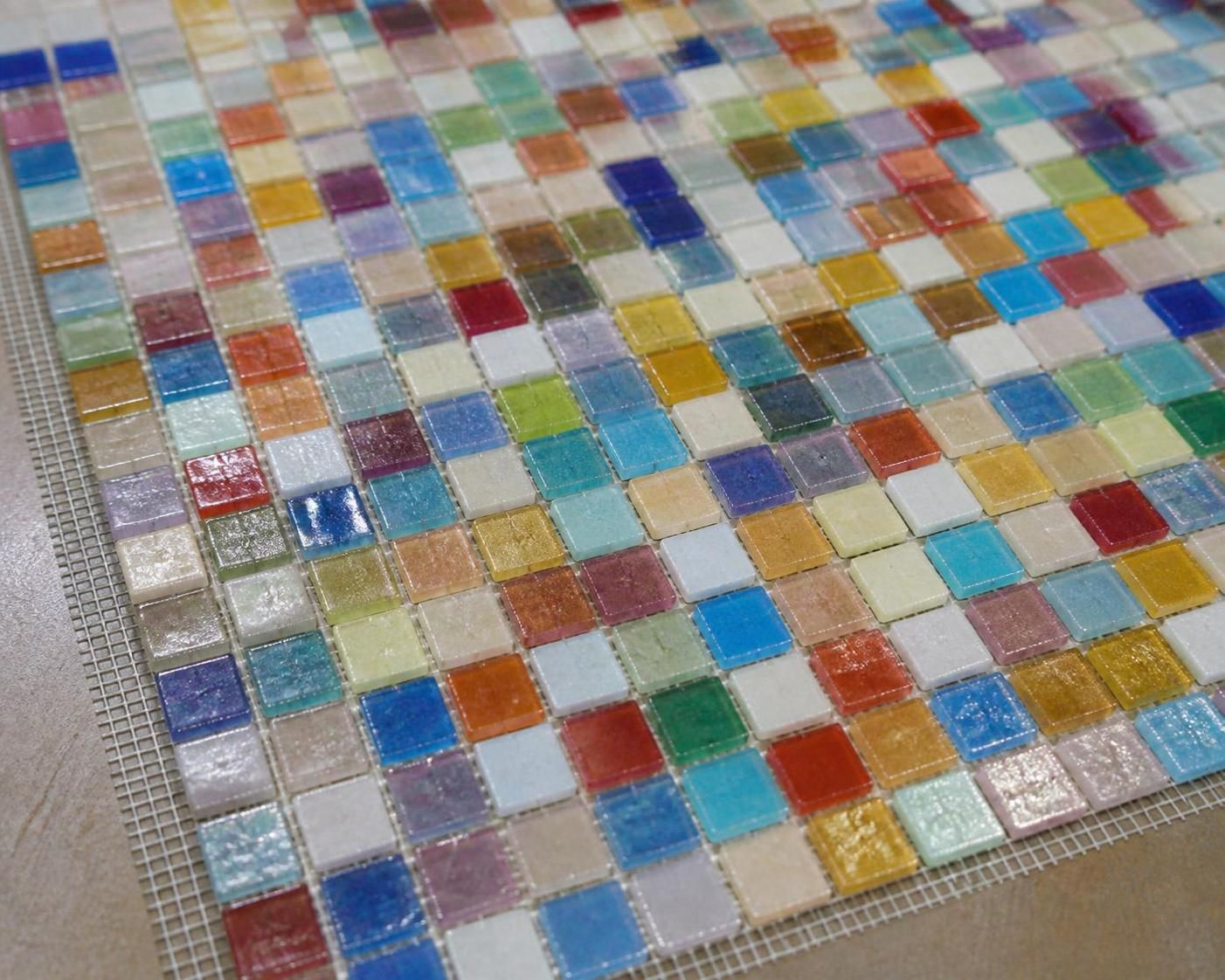 découvrez tout sur la pâte de verre en mosaïque : ses matériaux, ses différents usages et les techniques de pose pour sublimer vos créations.