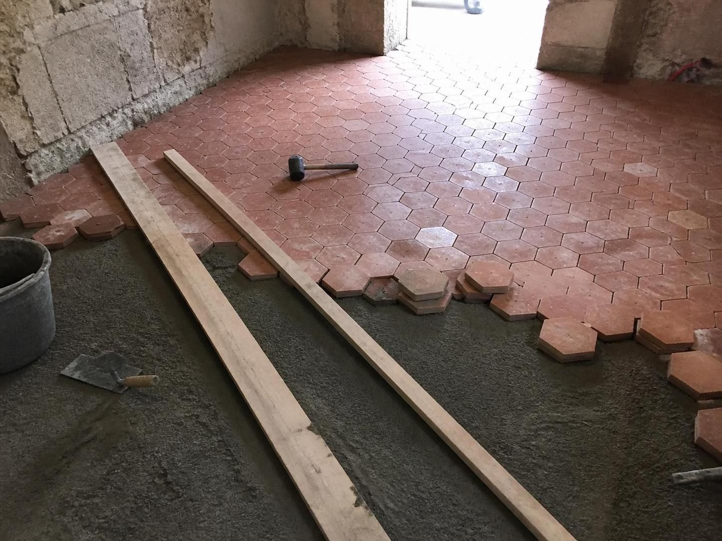 les précautions essentielles pour poser des tomettes sur une chape maigre et garantir une installation durable et esthétique.