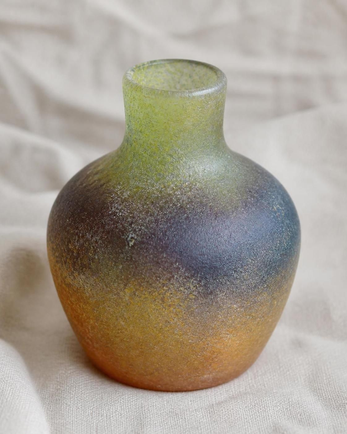 apprenez à identifier et réparer efficacement une pièce en pâte de verre grâce à notre guide complet, pour préserver vos objets en toute simplicité.
