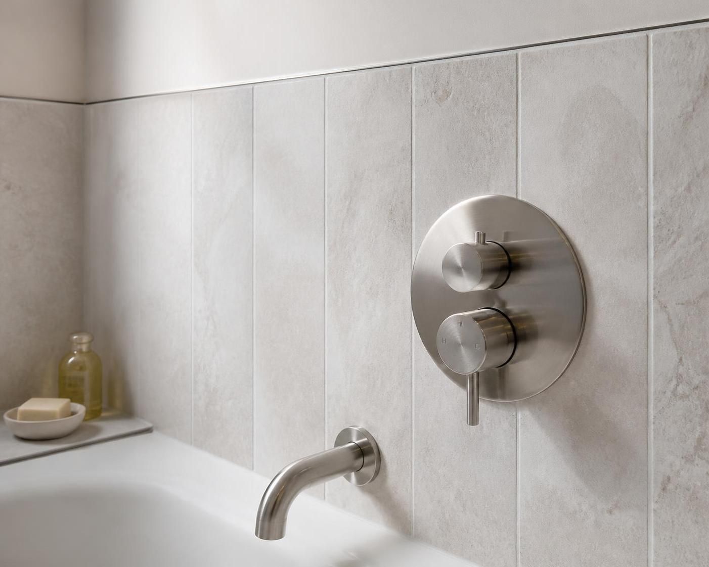 les conseils essentiels pour déterminer la hauteur idéale de pose de la faïence autour de votre baignoire, alliant esthétisme et protection contre l'humidité.