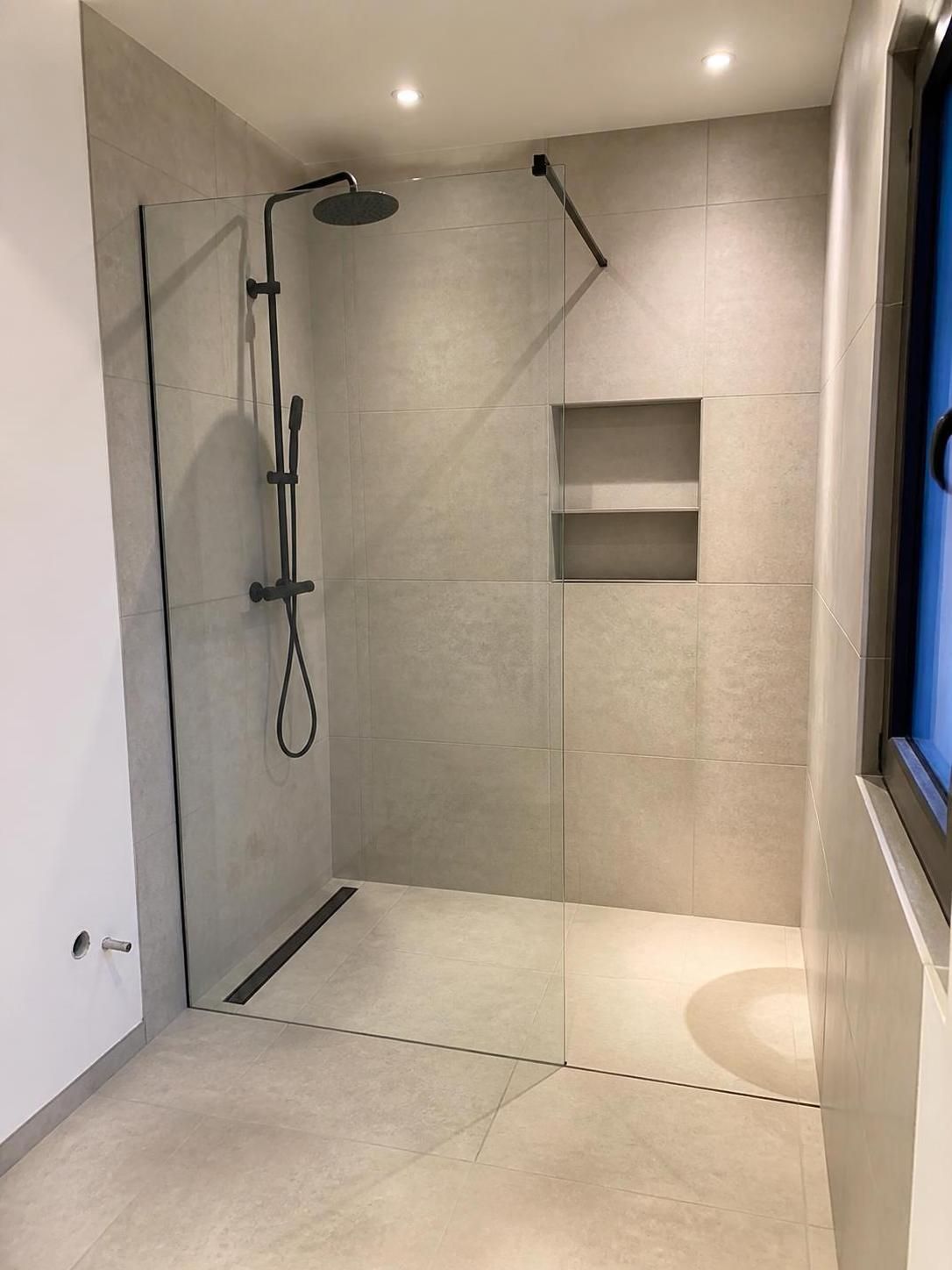 le prix de pose d'une douche italienne sans fourniture et obtenez un devis clair pour l'installation professionnelle de votre salle de bain sur mesure.